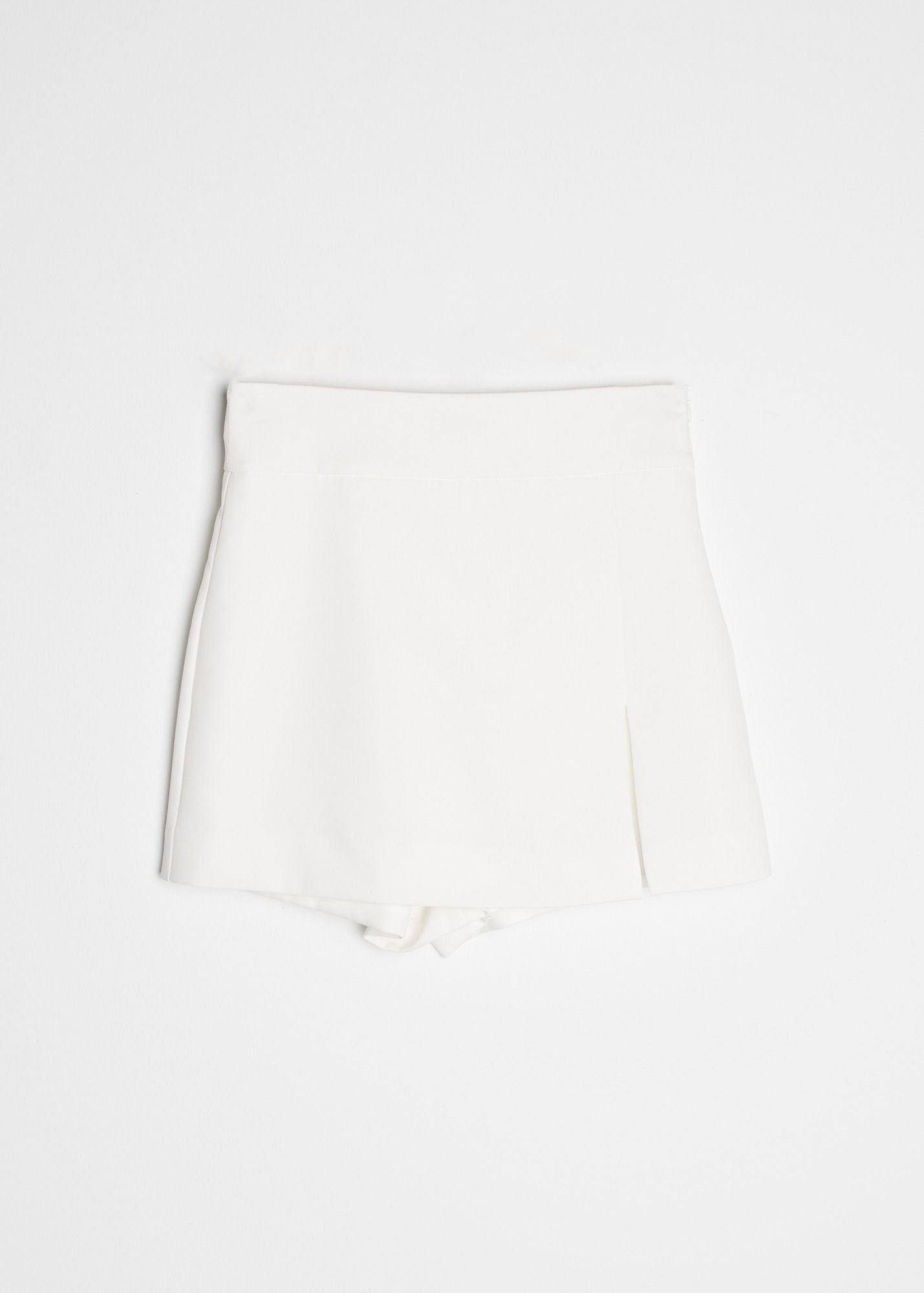 SHORT CON ABERTURA