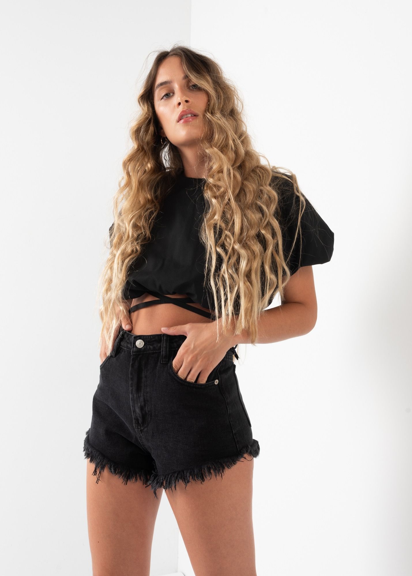 SHORTS DENIM NEGRO DESFLECADO