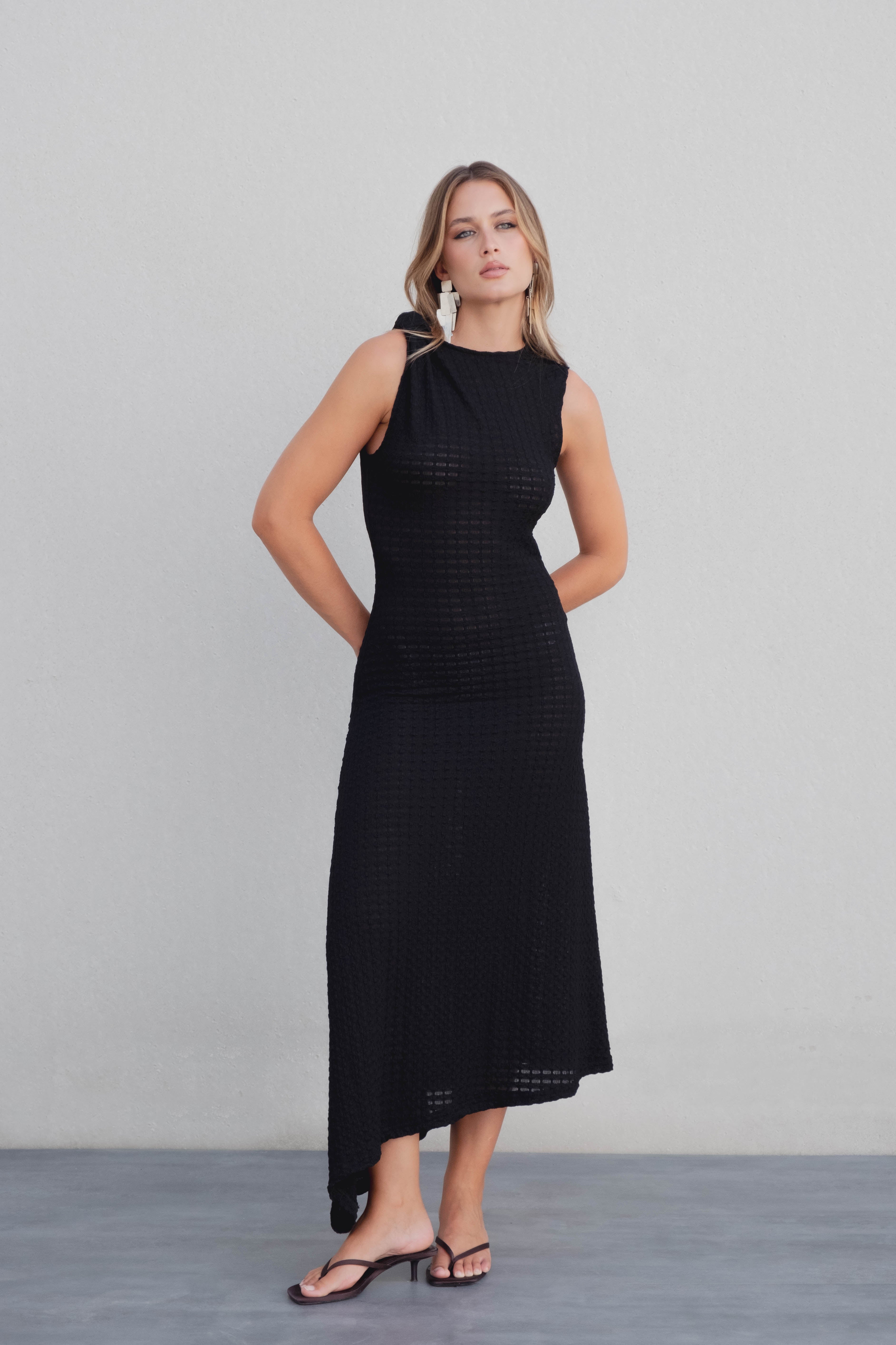 VESTIDO MIDI ASIMÉTRICO PUNTO CALADO